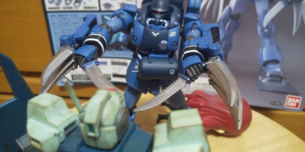 :アーミーナイフだ。刃にメッキシルバーで刃と持ち手の間と下部分にはガンメタバイオレットで持ち手はグレーで塗装した。