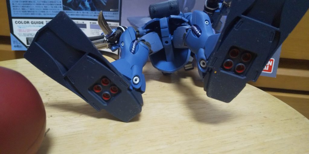 :色分けされてない足の裏面のバーニアには赤で塗装だ。フィンもなんか格好いい!