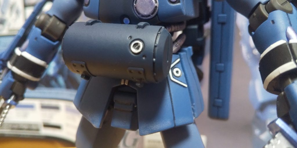 :シリンダー(?)の○に白でスカート前面のラインにも白だ。