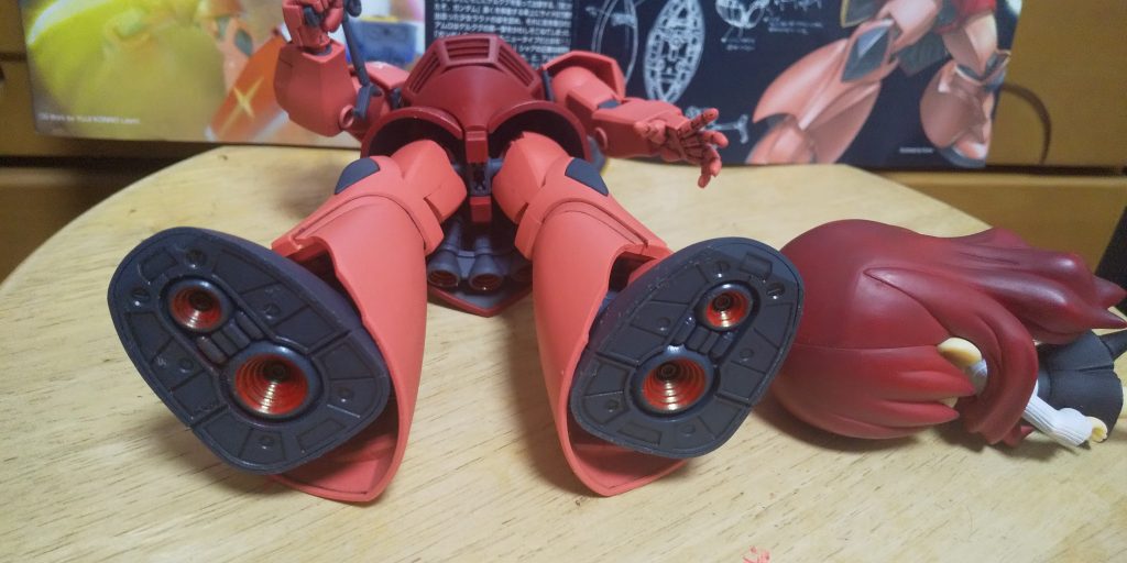 :シールドの外側と薙刀の持ち手にはイエローゴールドマーカー、各バーニア内部にレッドマーカー、色分けされてないシールドの裏面にガイアカラーNグレーを使用し筆塗りで塗装したのだ。他はライフルのスコープに蛍光Pマーカー、スカートの裏面にもシールドの裏面と同様に塗装したのだ。