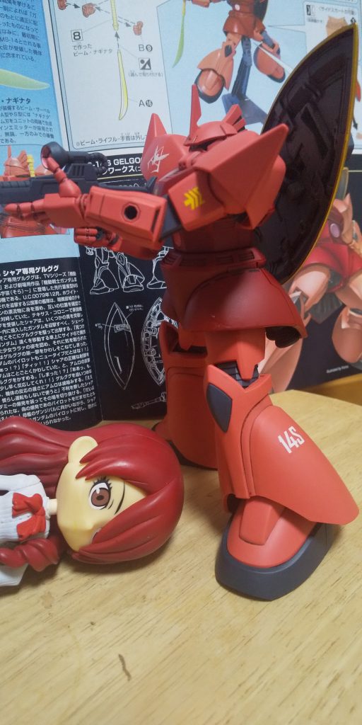 :水転写Dも貼りつけてやったぞ。赤い彗星のスキンヘッド…😏