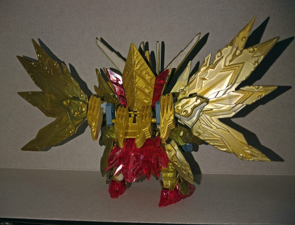 後方、バックスタイルです。翼の位置を箱絵の様な外側に配置したかったのでスペドラのキットを2個使いしてバックパック基部をカットしジャンクパーツで有ったユニバーサルユニットのジョイントパーツをそのまま使いました。(3ミリプラ棒をパテ埋め部分に繋げています)バックパック2個使いのアイディアは副店長さんのお知恵をお借りしました。(聞いていたのを忘れていて、堂々とパクる所でした)(副店長さんのガンプラ作品一覧|GUNSTA(ガンスタ) (gumpla.jp))