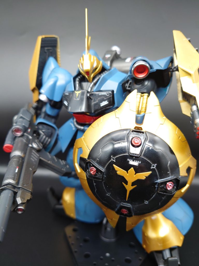 でっかいシールドが印象的な機体です