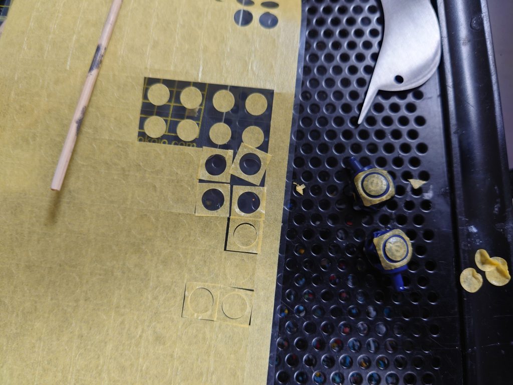 丸い塗り分け箇所が多いので、丸形マスキングテープを使用しました。