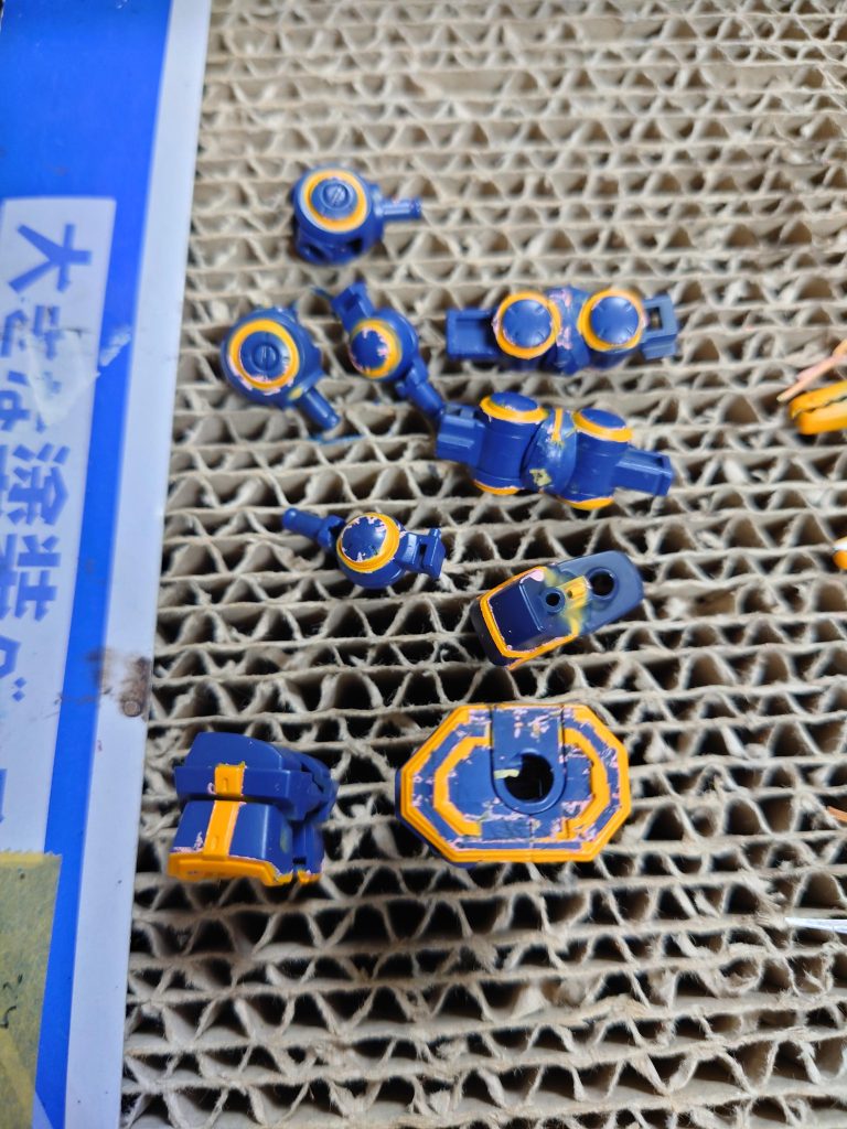 塗装途中の写真、いやーホンマに、塗り分け箇所多いのにマスキング失敗してはみ出しまくりで、もう辞めようかと思ったんです！だけど、諦めずに塗り直したら、なんとか形になりました！