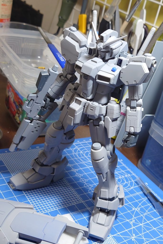 サフも吹いて落ち着いたところ。ライフルはプラ版とプラ棒で小改造