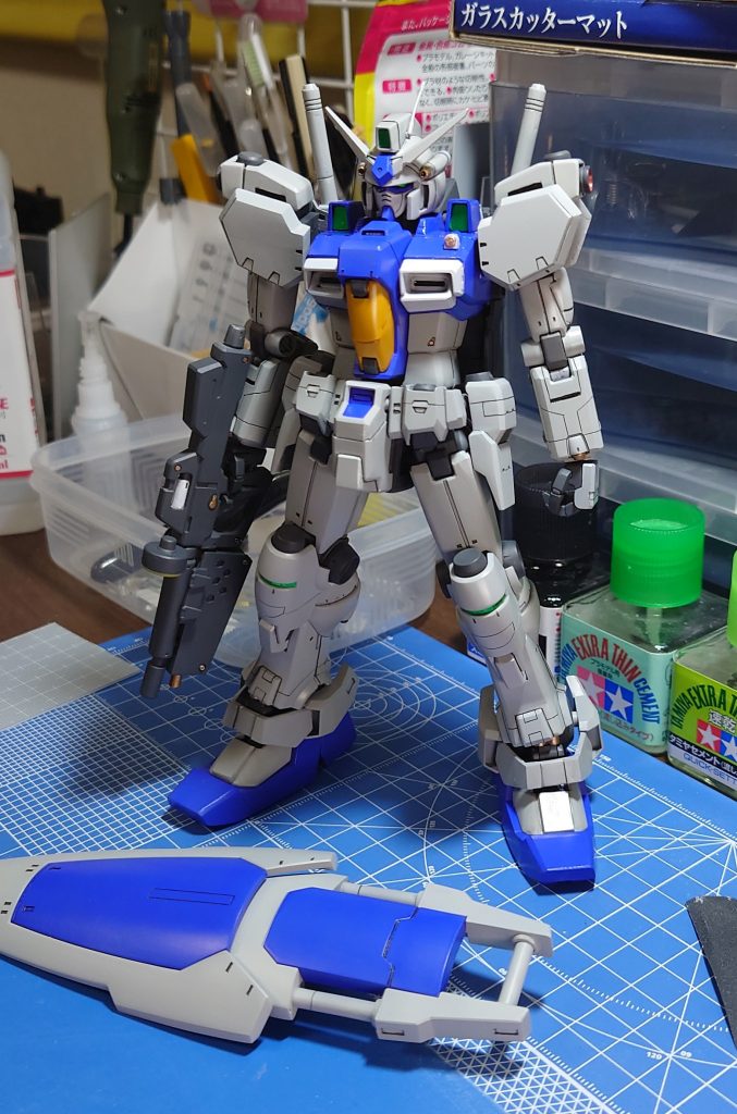 色を吹いたところ。ちょっとおもちゃっぽいですね!カメラ関連の緑のテープはラピーテープの上にグリーンのフィニッシュシートを組み合わせています。