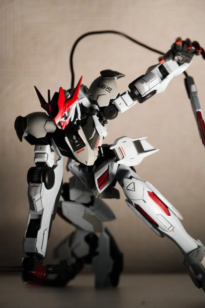 下地はサーフェイサーエヴァブラックに水性ホビーカラーのホワイト4層、塗り分けにはダークグレーとニュートラルグレーを使用差し色で水性ホビーカラーのレッドを3層エアブラシで全塗装しました。