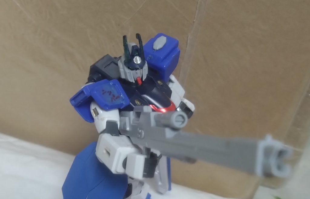 武装の紹介。高エネルギービームライフル(設定では、『MAXビームライフル』になっています)大きめのビームライフル。レジェンドのモノを使ってます。