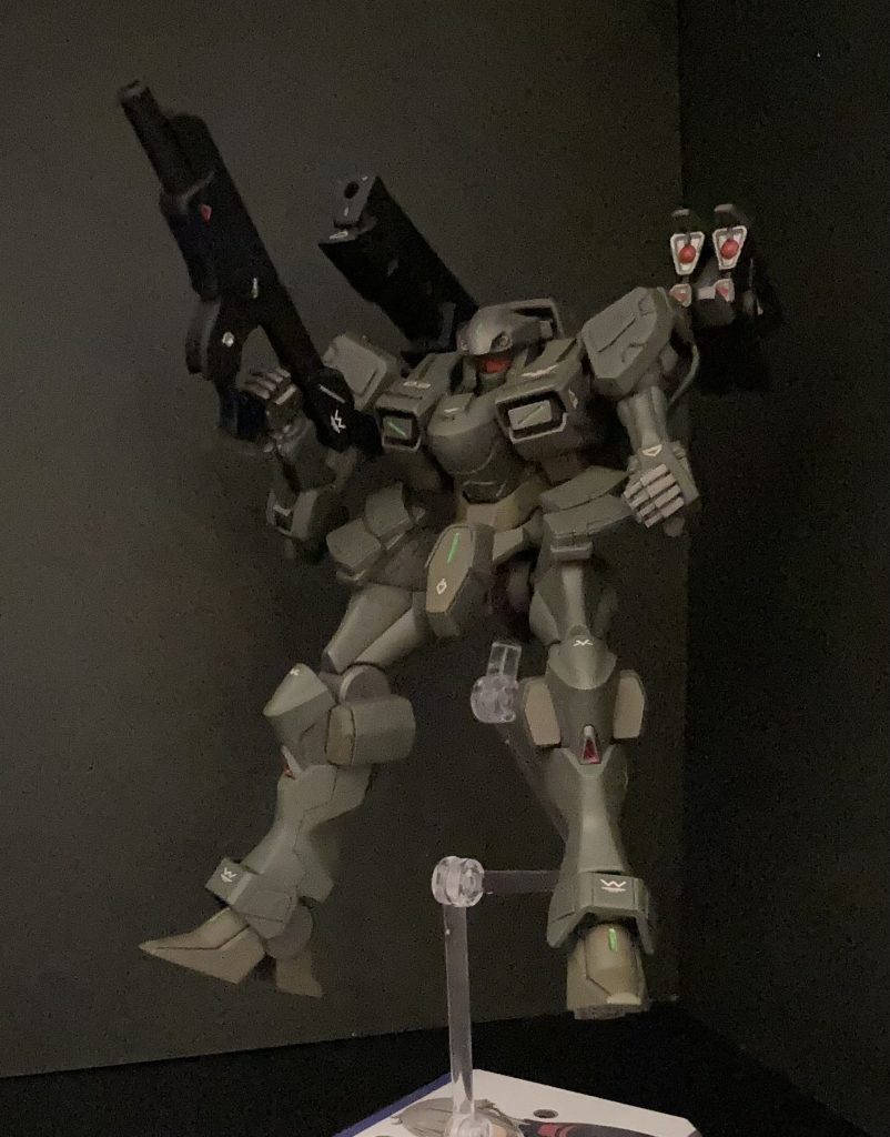 自由落下中のイメージです。塗装はガイアの黒サフで立ち上げ、ラッカーをエアブラシで。フレームなどは同じくガイアのガンメタサフです。部分塗装は場所によってエナメル、ファレフォを使い分け、スミ入れは珍しくタミヤのスミ入れ塗料ブラックを使ってみました。