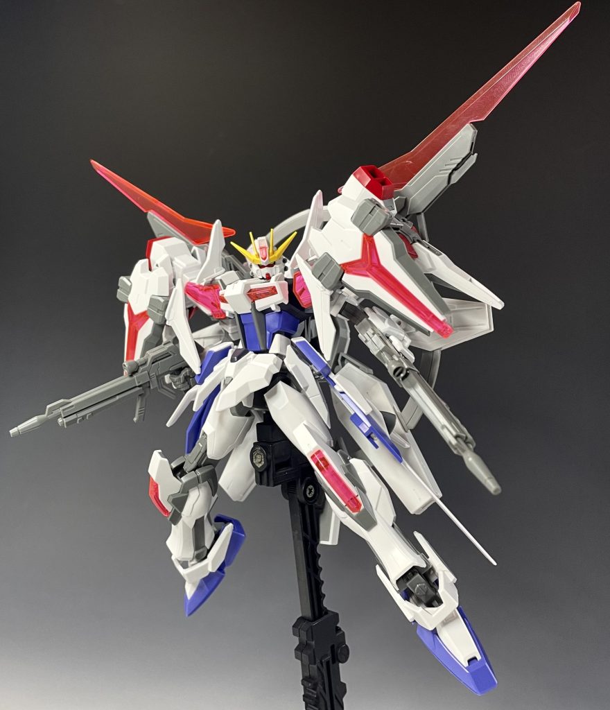 両肩にマウントしたビームウィングは展開可能。