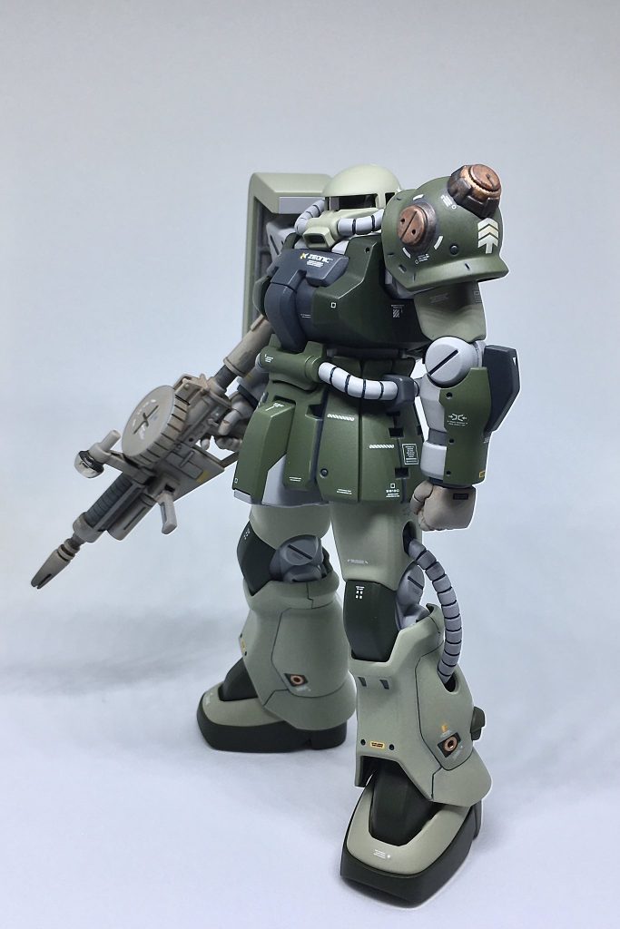 左肩のスパイクアーマーはオリジンザクのものを使用。スパイク無しにして塗り分けしました。