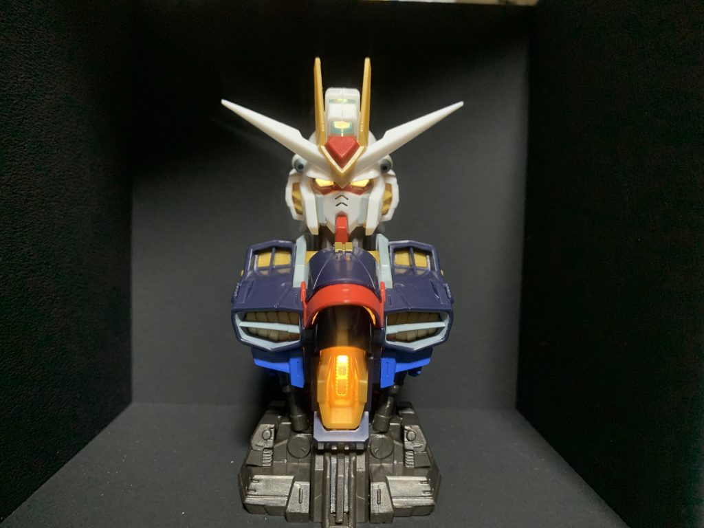 正面発光状態。多分メカニカルバストの中で1番よく光るのでは?隙間も少なく光の漏れも少ないですね。