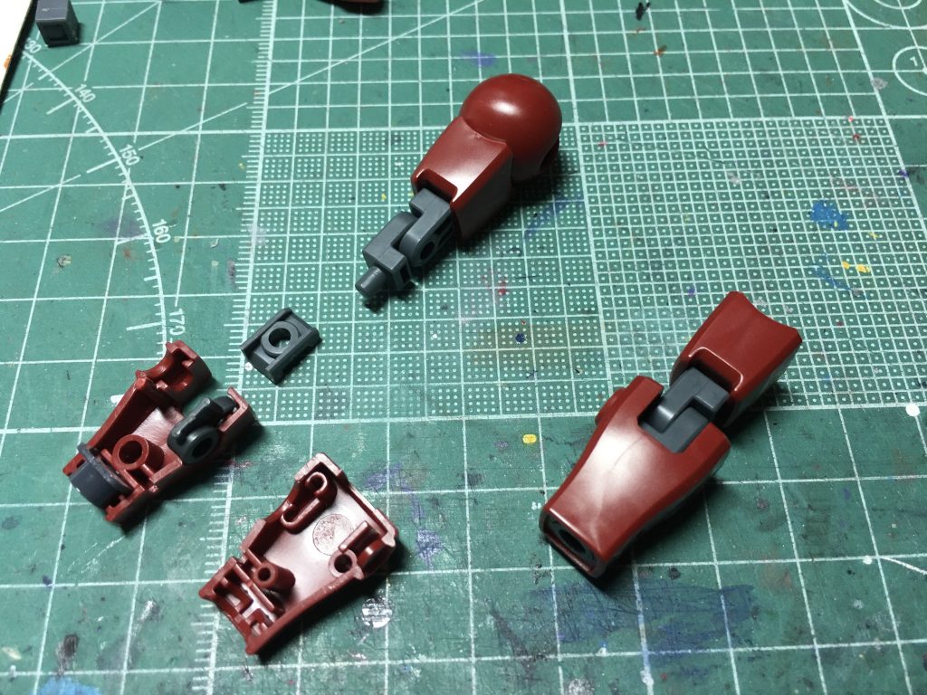 余剰パーツの加工がメインなのでここからご説明。製作ストーリーも合わせてご覧ください。 肘関節はHGBC ガンプラバトルアームアームズの一重関節を使用し、軸受けはHGCE ダガーLやストライクダガーで余るストライクの前腕フレームの一部を使用。エポキシ系接着剤で軸受けを固定しています。 手首のポリキャップはHGUCシャア専用ゲルググから。