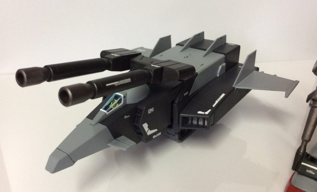 ガンダム制作に伴い、Gファイターも、部分的に再塗装したり、各部のクリアランス調整や下面の格納扉が内側に入り込まないよう※ストッパーを付けたりするなど、若干の手直しをしております。※キャタピラを固定する際に支障があるんですよね〜