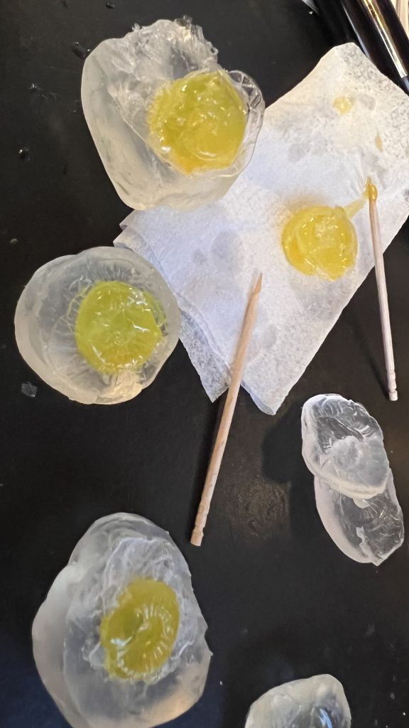 レジンでパインアメを作ったとき。型取りもさることながら、調色の具合がよく分からなくで最初は散々でした。