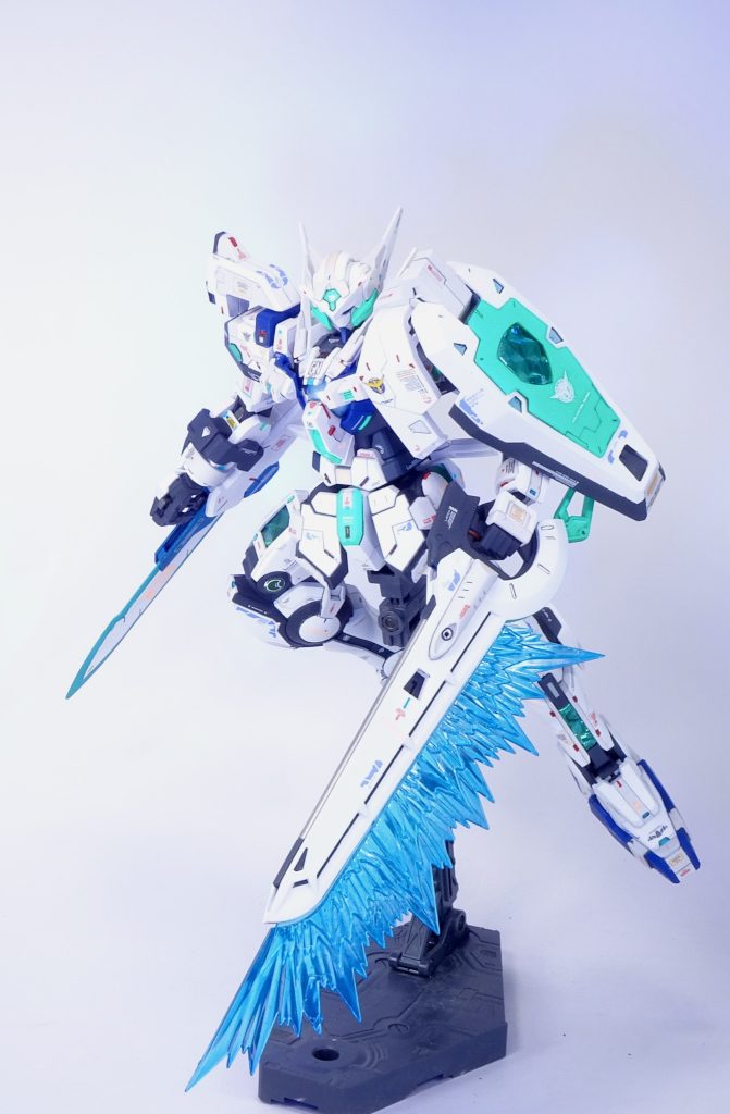 右のプロトGNソードと左手のGNバスタービームソードを足したものがGNソードVになった流れです。