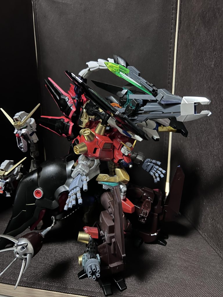 頭の上に主砲を装備。尻尾の接続で威力が増して、正面一帯を更地にするという設定