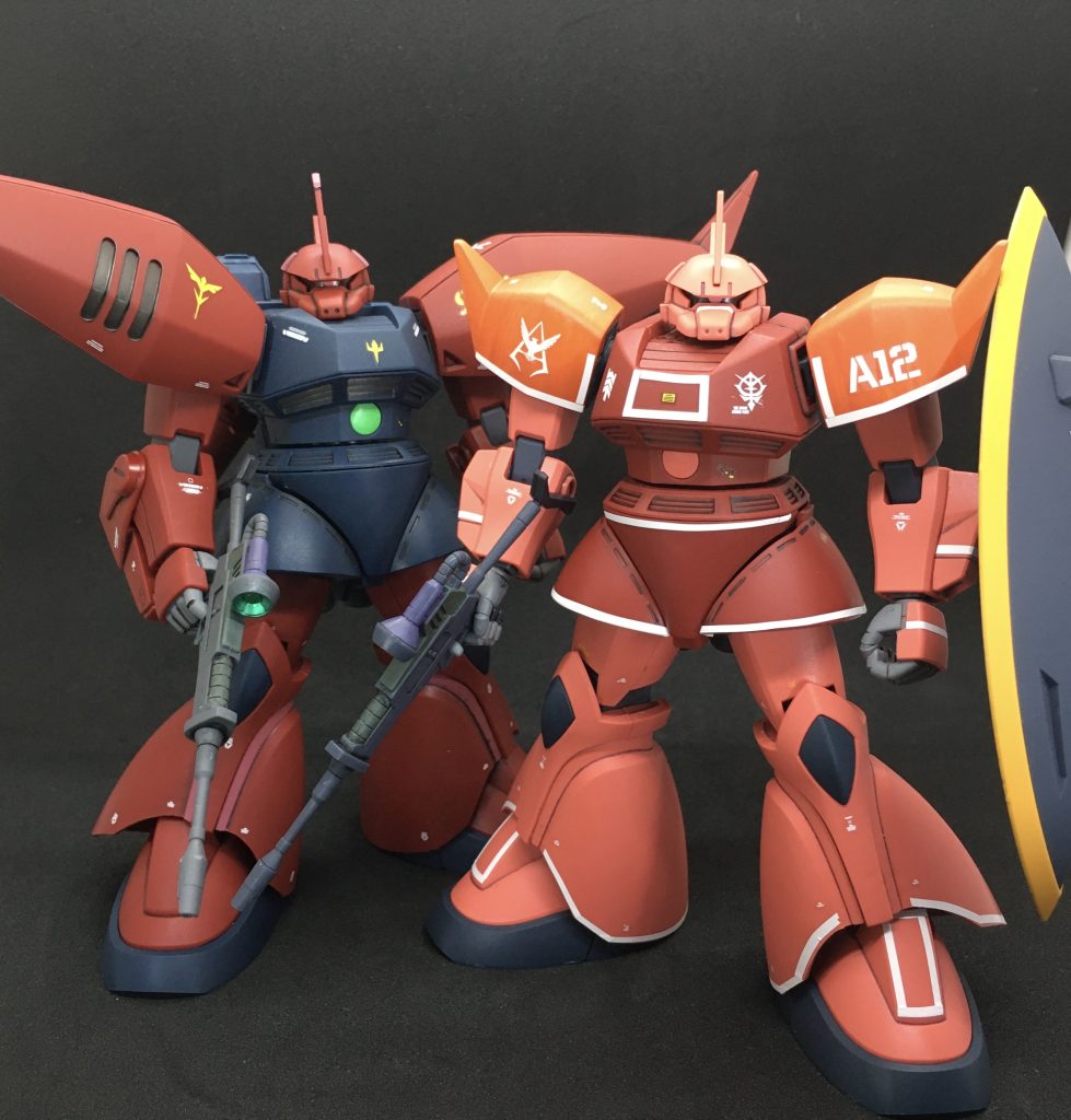 　同時投稿したリゲルグと。角、肩、腕、バックパックの差で大きく印象が変わりますね。　映ってないですが同時製作と言うこともあり、バーニア内は全てメタリックブルーで統一しました。