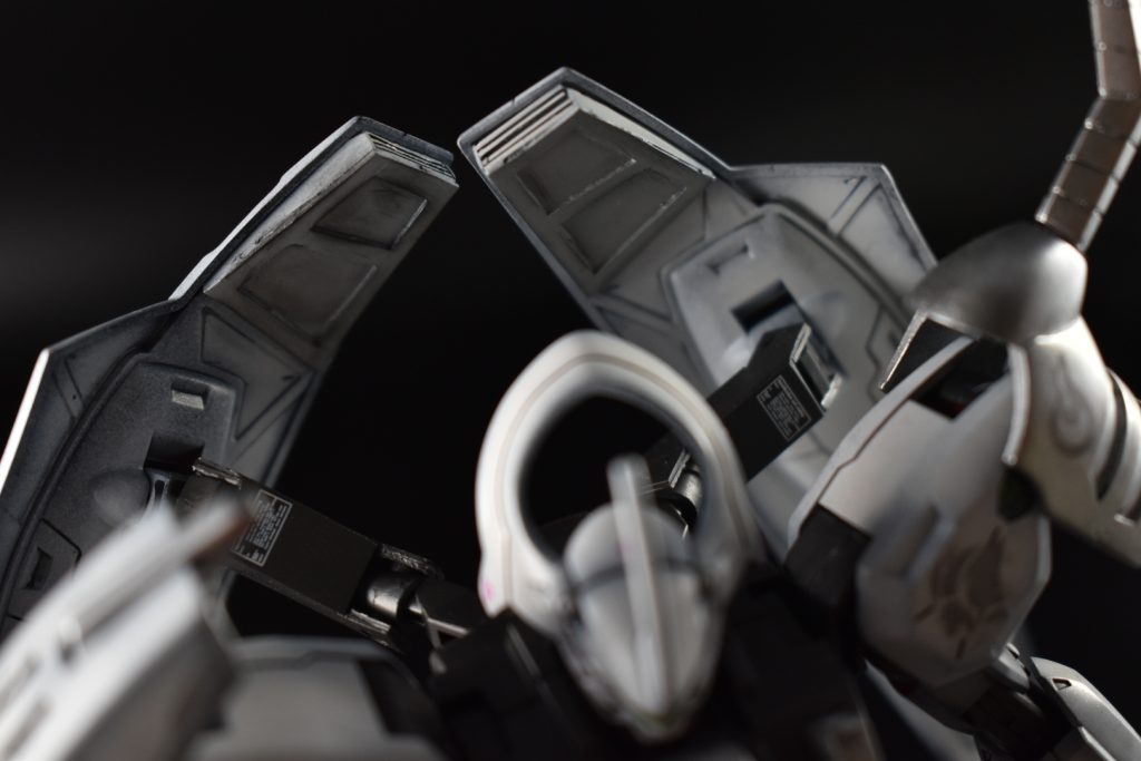 背中に背負わせるため、接続パーツを作ってみました！下手くそですが、アンビカーの裏側がペラペラだったので、パーツを作って埋めてみました！