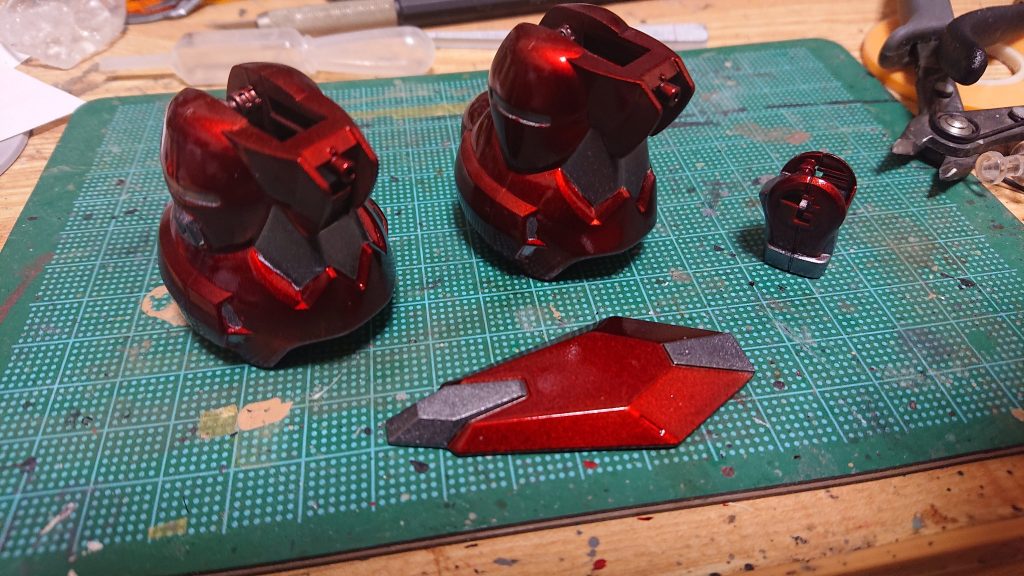 塗装は黒サフ後ライトガンメタルで全体を塗装しマスキングしクリアーレッドを塗装しています