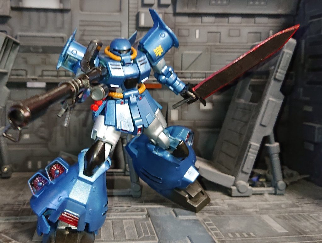 バズはサンボル用・ヒートソードはいつものランナープラ板脚部はPC-Aに無改造換装できたのでザク側と3mmランナーで接続ザク側の太もも部の装甲を1部切り取り動力パイプの穴は増設プロペラントタンクということにしてMSVガンキャノンⅡの前腕の半分でカバー