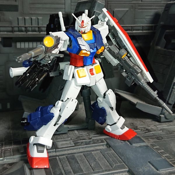 オリジン版78ベース高機動型ガンダム制作開始まずは素組してRX78F00付属の高機動パーツの移植パックは軸の位置が微妙に違うので軸を半分ずつけずることで差し替え可能に　腕の連装ビームガンは取り付け位置が違うのでトリーガー部をオミットして７８側の３ｍｍ穴で接続脚部はＦ００が細いので合わず斜めにずらして無理やり被せてるだけなので要改善胸部追加装甲は７８側のダクトを外すことで被せやすくなったが襟と干渉 （2枚目）