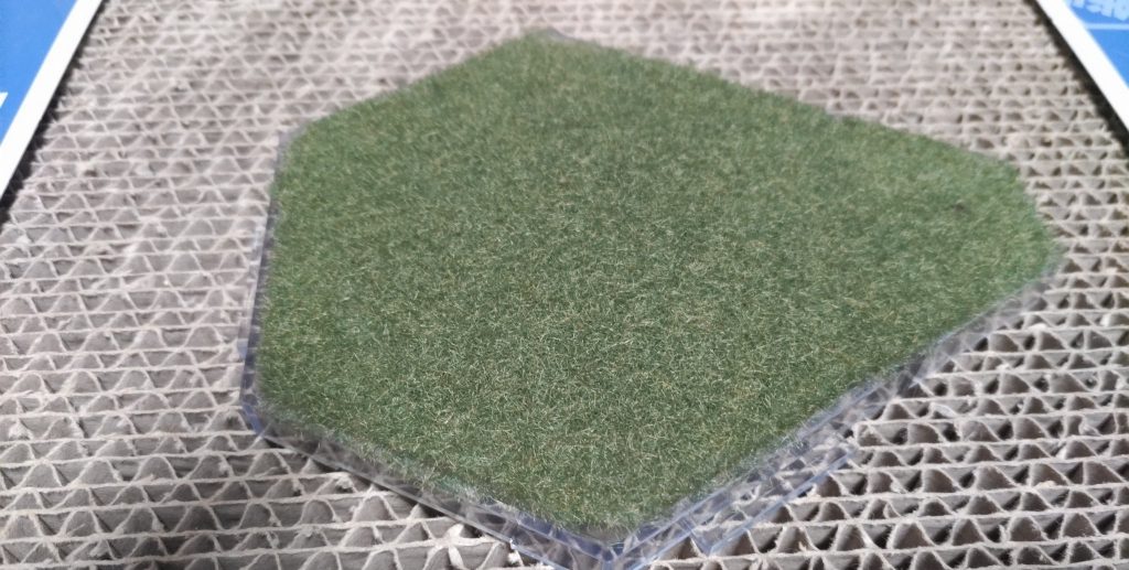 フェイクモスシートが見つからなかったので、ジオラマ材料の「はじめての草むら」で芝を作成しました。