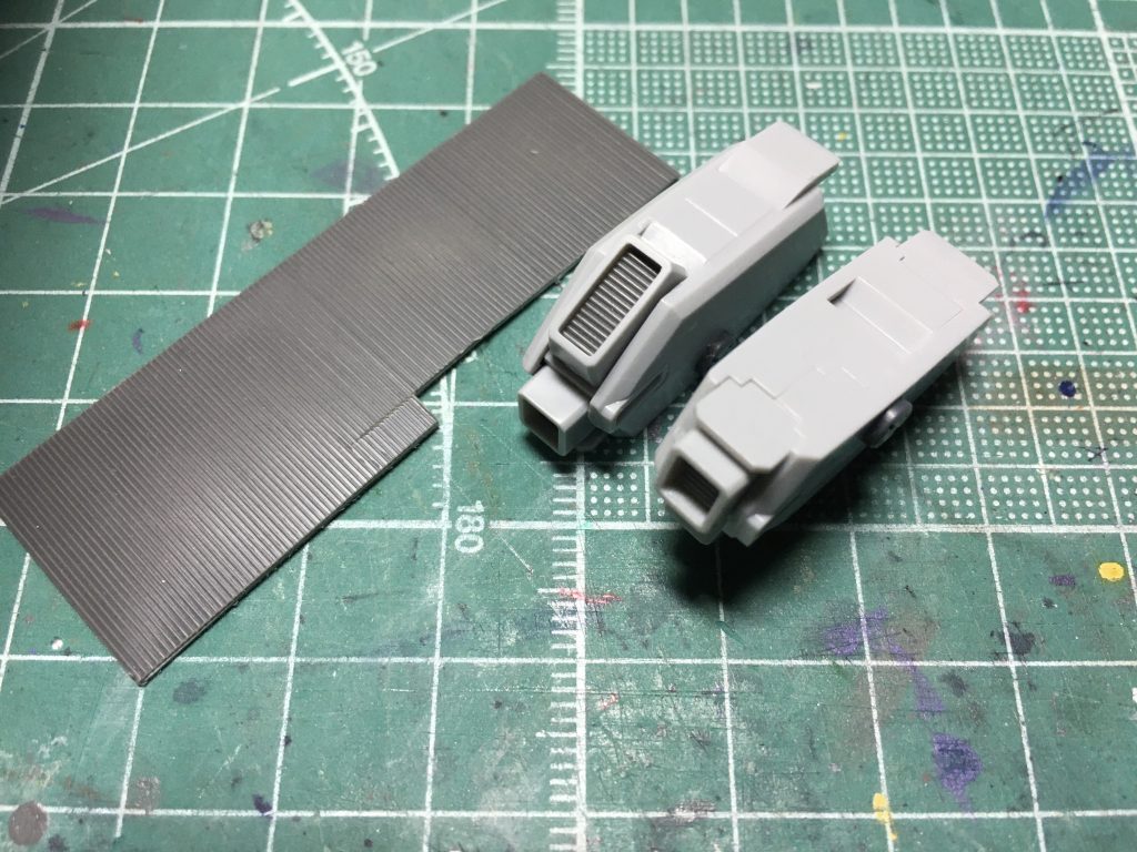 バックパックのバーニア内部とリゲルグ用肩アーマー側面にはコトブキヤのM.S.G.「モールドプレート」を切り出して接着、ディテールアップしました。