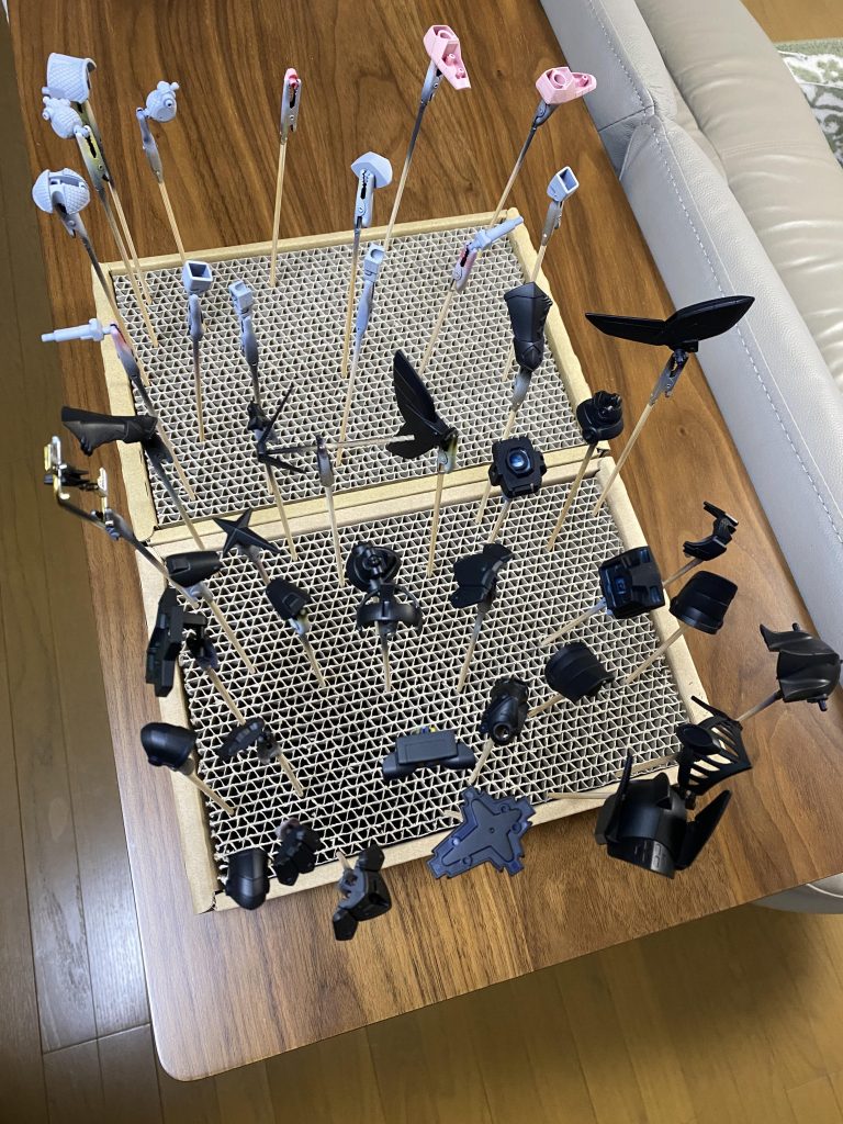 サフを使い分けてみました。鎧は、キャンディ塗装をしてみたく下地に黒を。