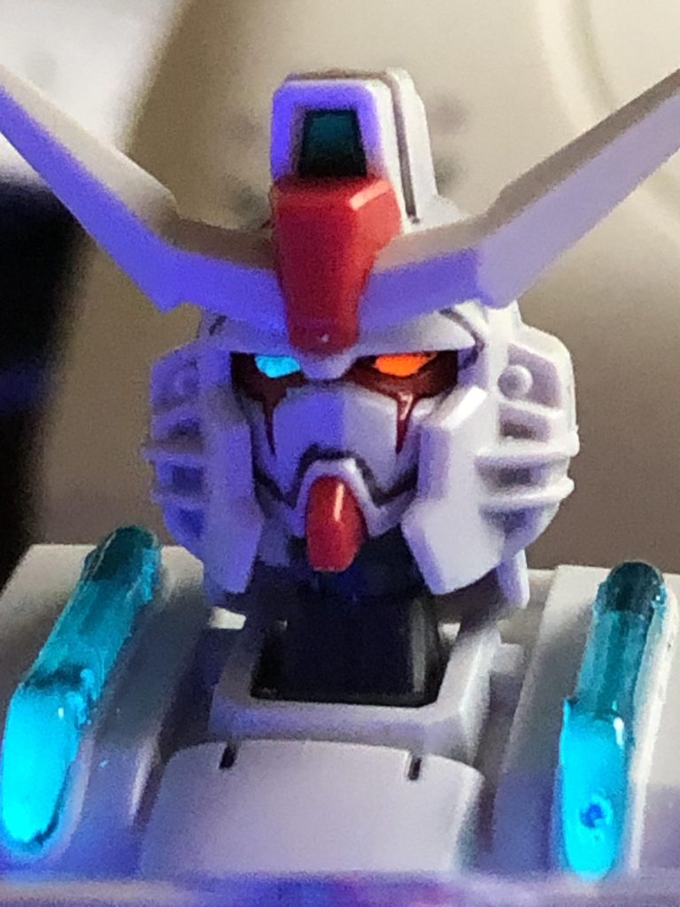 個人的に一番上手くいったなと思ったのは顔の部分。シールに色を塗ったわけではなくパーツに直接塗るやり方でやりました。二度とこんな奇跡起きないんじゃないかなと思うくらいに綺麗に塗れました。