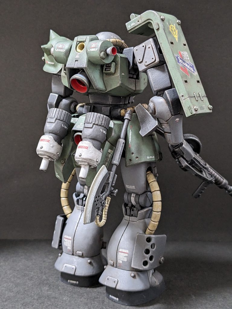 【背面】スカート背部にガンビットを2機搭載。形状はエルメスのビットをイメージ（エルメスのものが8メートルあるので、当時の技術を踏まえて大きめに）。ただ、使おうとするとオリヴァー・マイが（以下略）。