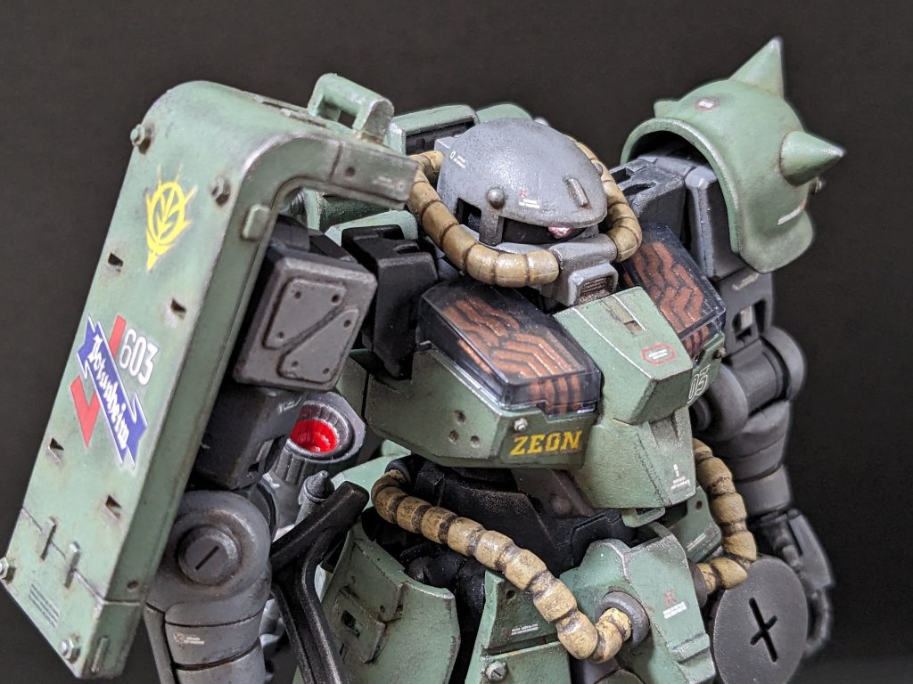 【上半身】頭部は前後長を短くして収まりをよくした結果、目つきが悪くなりました。