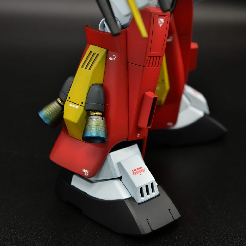 バーニアノズルにはクリアカラーを重ね塗りして焼き色を表現。脛は面が広く寂しかったのでディテールアップパーツを追加。つま先にもタガネで段落ちモールドを追加してプラ棒を貼りました。