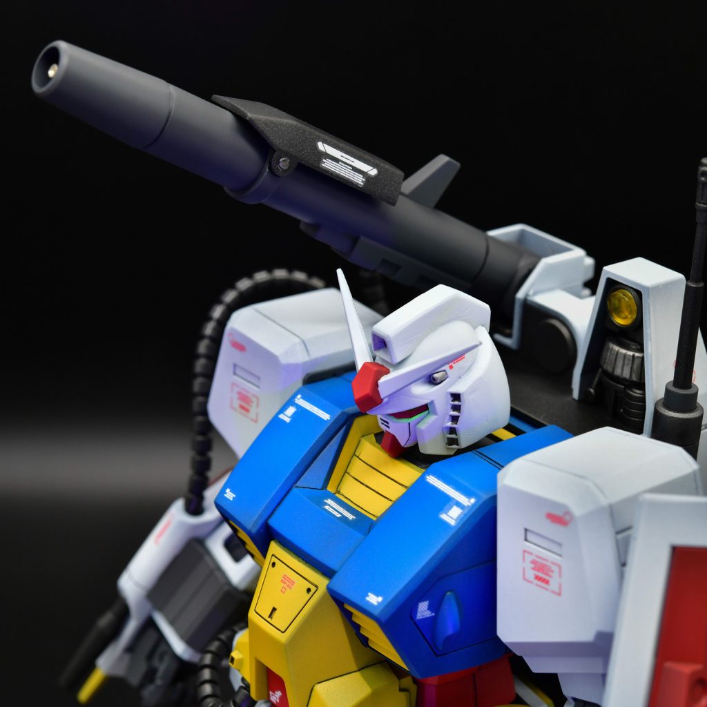 拘ったのは合わせ目消しです。ビームガン、キャノン砲、肩アーマー、頭部と数が多くて大変でした。キャノンの砲身にはメタルパーツを配置。