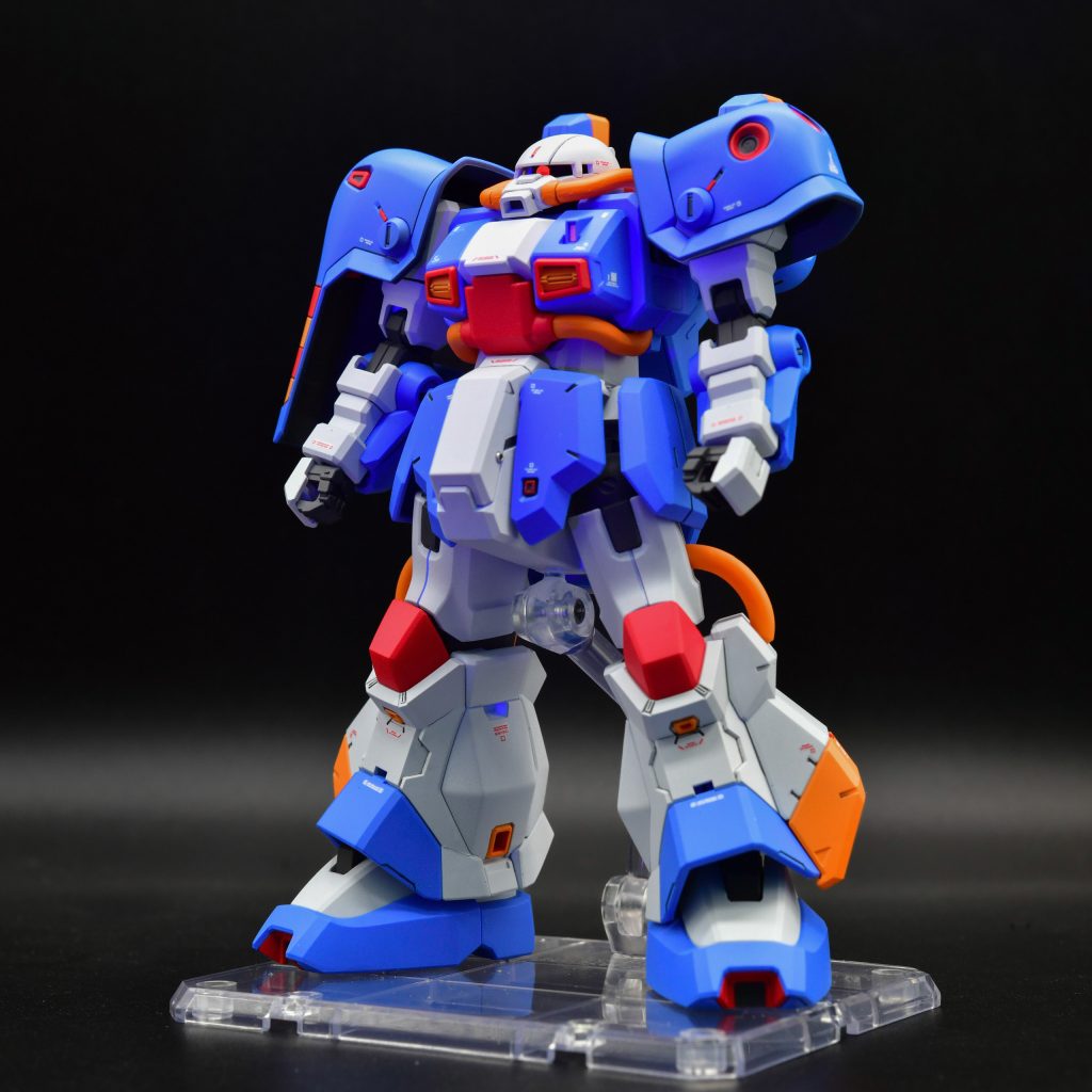 設定では競技用モビルスーツとの事なので、明るくポップな感じに仕上げました。