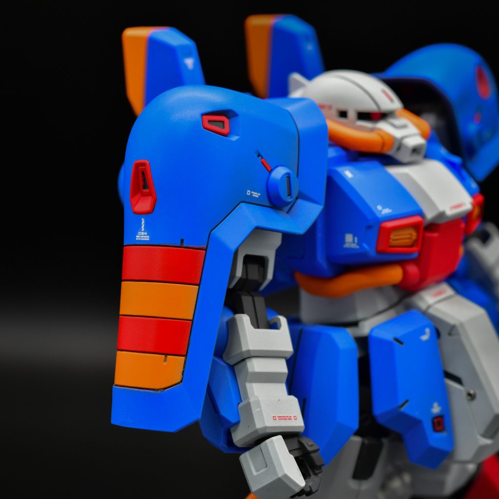 ショルダーアーマーの塗り分けは塗膜が厚くならないように、黄色→赤色→青色の順に塗っています。丸モールドの隣にはレッドチップを配置。