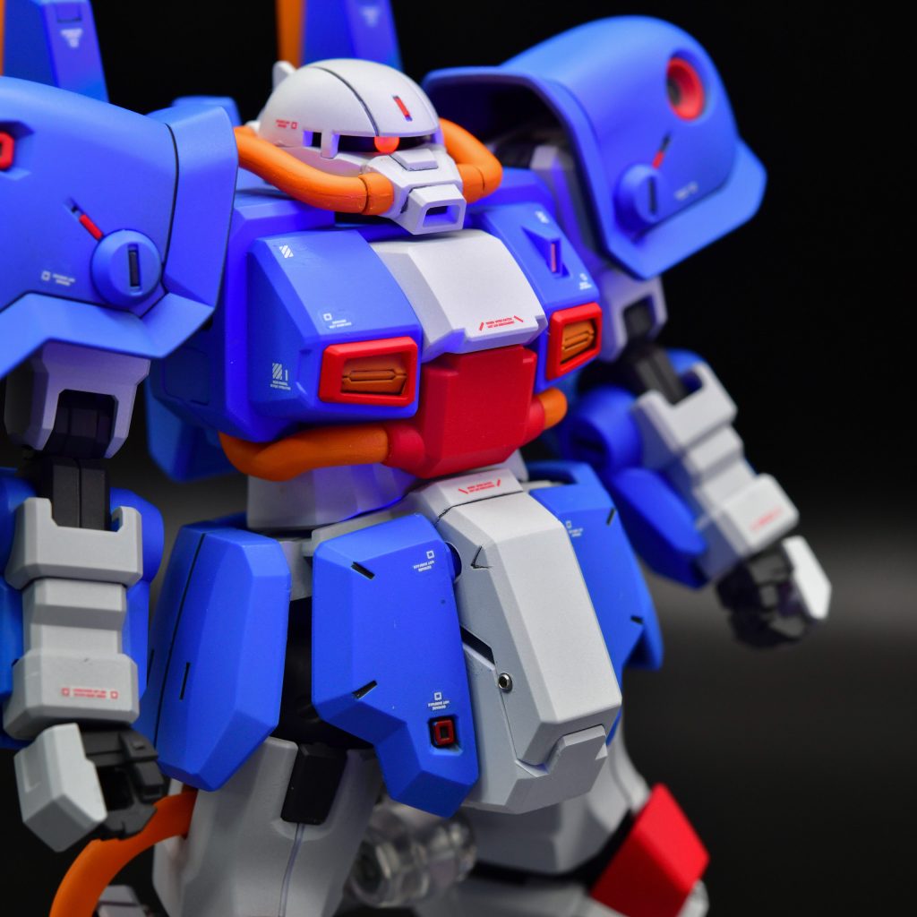 S立ちが決まるように、腰のボールジョイントと胸の可動をオミットして接着しています。モノアイは切り飛ばしてHアイズを蛍光ピンクで塗装。