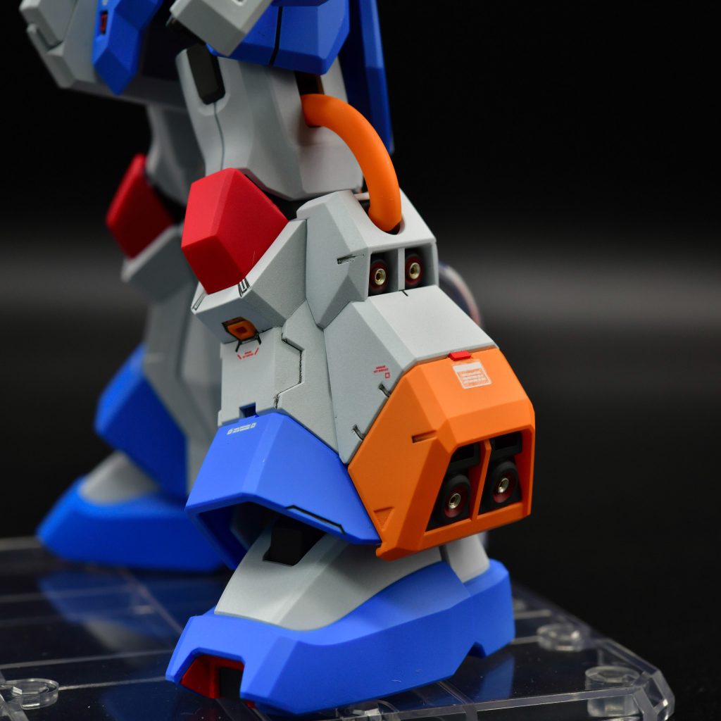 サイドのスラスターは穴開け加工をしてICピンを付けています。つま先の塗り分けは付属のシールをマスキング代わりにしました。