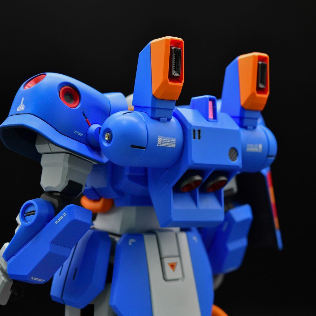 スラスターの内部はレッドで塗り分けてディテールアップパーツを取り付けました。サイドにはメタルパーツで加飾しています。