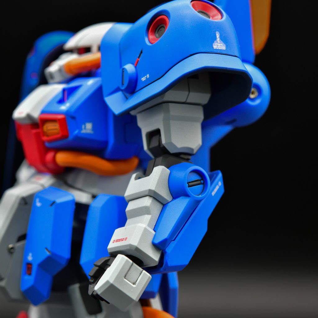 手間ですがチラ見えする装甲の裏はダークグレーに塗装。肘の丸モールドもグレーで塗り分け。