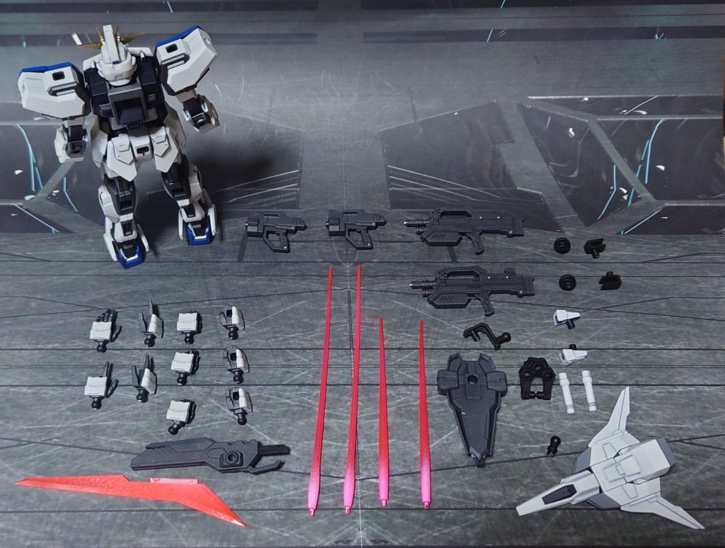 付属品一式。お楽しみの自分専用機カスタマイズ、ついつい派手な装備を盛りたくなるところを、基本装備ということで敢えて速さと使い易さを重視した、シンプルな構成にしてみました。HGアトラスガンダムのマシンガン、HGオリジン版ガンダムのビームサーベルとラック、HGトールストライクガンダムのビームピストル二丁とジャンクパーツからラックを用意。ビームピストルは、ネオジム磁石を仕込んであるので、腰サイドアーマーに貼り付けも可能。付属のビームライフルはライフル部分のグリップ、ガードを削り落とし、ブレードのみ使用するよう変更。シールドとファイターの接続部も削り落とし+穴埋め、接続は3mm穴とボールジョイント穴を適当なジョイントで繋ぐよう変更しました。