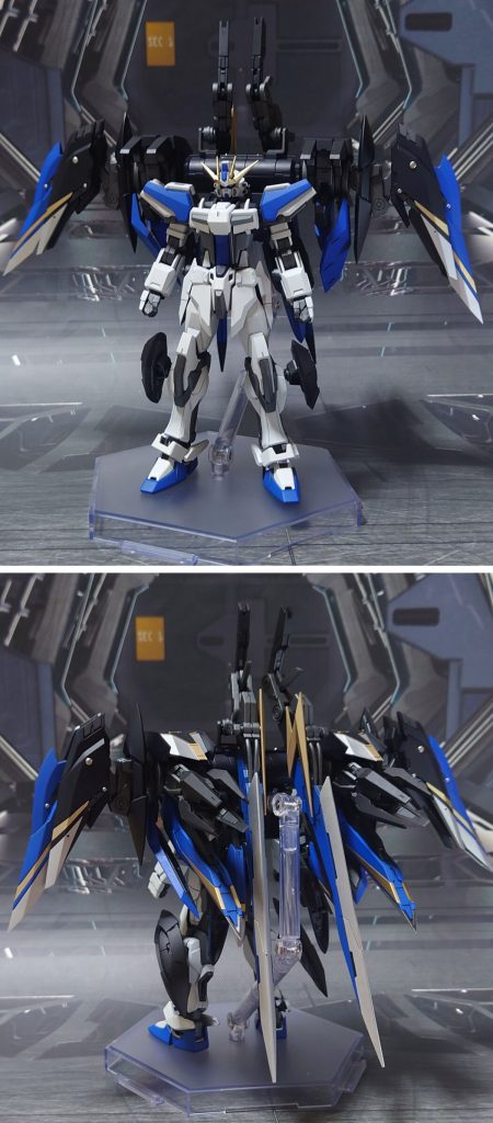 マグナストライカー装備で前後ろ。流石に重すぎるので、ストライカー側の3mm穴に展示ベースを接続して支えます。