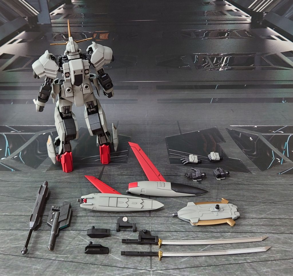 付属品一式。■塗装工程白：黒サフ→ロイヤルライトグレー→つや消し赤∶グレーサフ→MSレッド→つや消し黒：黒サフ→メタリックブラック→つや消し金：黒サフ→ゴールド→つや消しガンダムフレーム、武器類グレー：黒サフ→ガンメタル→つや消し武器ラック：黒サフツインアイ：黒サフ→メタリックブラック→ガンダムマーカー・サイコフレームホログリーン→つや消し銃センサー：キット付属シールを使用刀ラック∶黒サフ→つや消し刀柄∶黒サフ刀刃∶黒サフ→ダークブルー→メタルシルバー→光沢刀鍔∶黒サフ→ダークブルー→ガンダムマーカー・イエローゴールド→光沢その他墨入れ・部分塗装∶ガンダムマーカー各種を使用