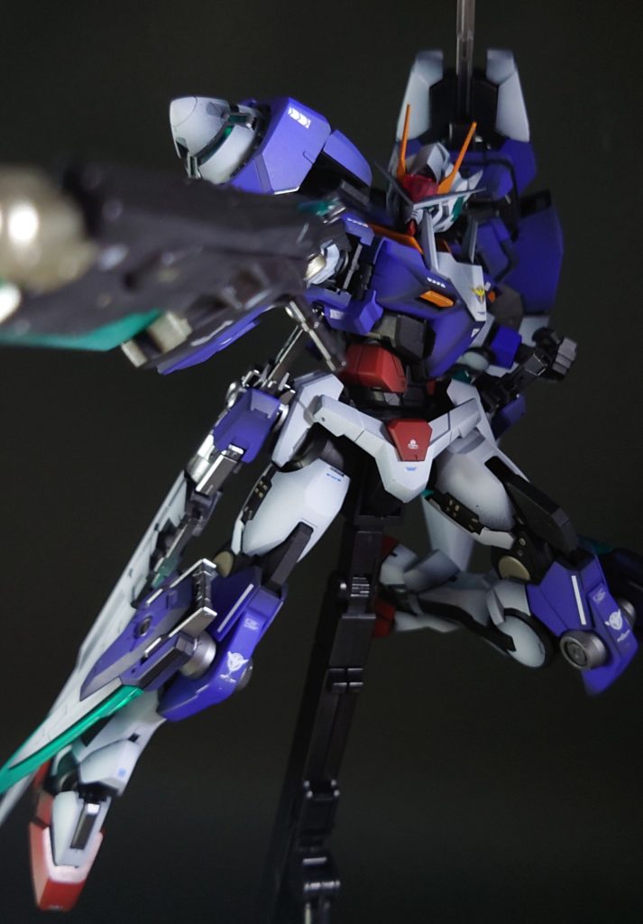 武装を構えて大型のライフルなのですが、割りと安定した保持が出来るのが凄いです武装のデザインもエクシアやダブルオーライザーの系譜を感じて大好きです。