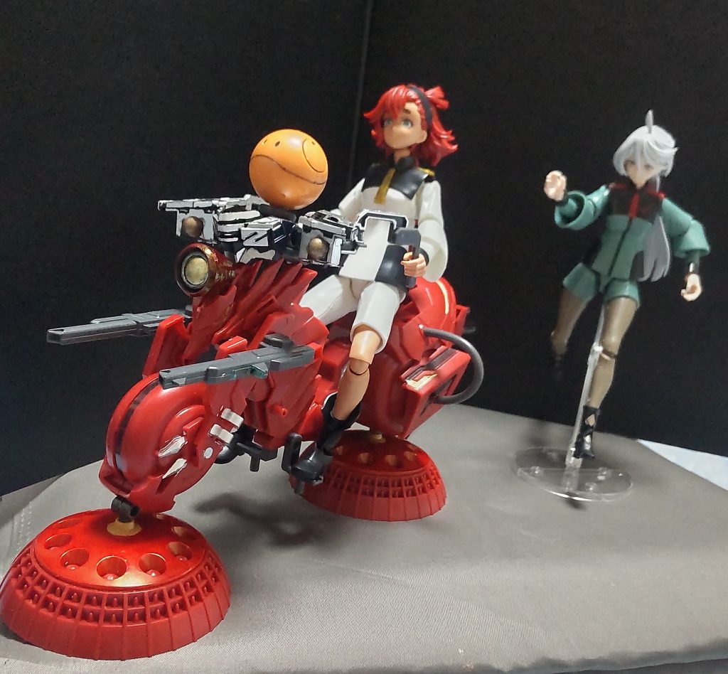 スレッタ「今です！コレは私のですっ！」※スレッタはバイクを急に加速し始めた。ミオリネ「あっ、こら待ちなさい！？」※このエアバイクはとある仮面のくノ一が使用する乗り物になります。