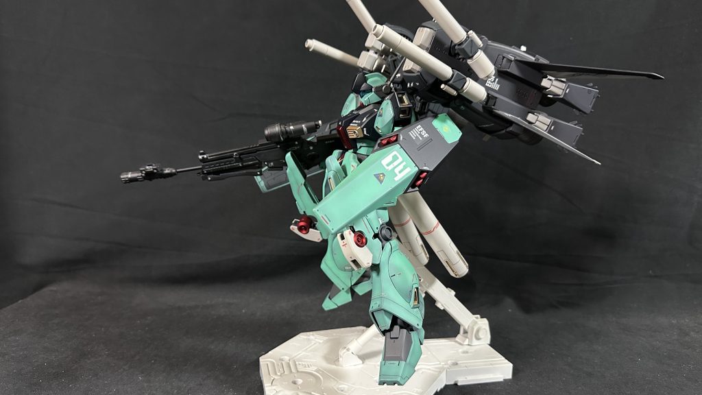 横から。保持力を維持するため、ブースターは可動を一部制限してます。９０度くらいですかね。流石の重量なので重量バランスも悪めです。