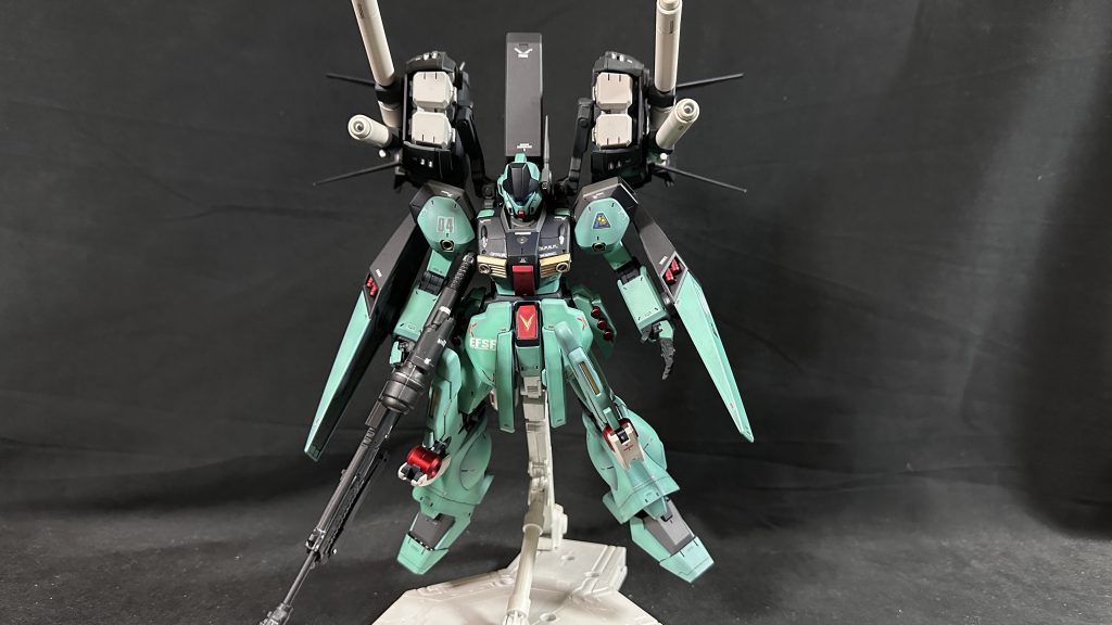 というわけでMGジェガンEx-S盛りでした。逆シャアの時代は重武装・重装甲・高機動・サイコミュ搭載な第四世代MSが想定敵なので、対抗するならこれくらい持っても良いような気がします。ジェガンは第２世代ですが、第４世代MSに負けない子に育ったんじゃないでしょうか。