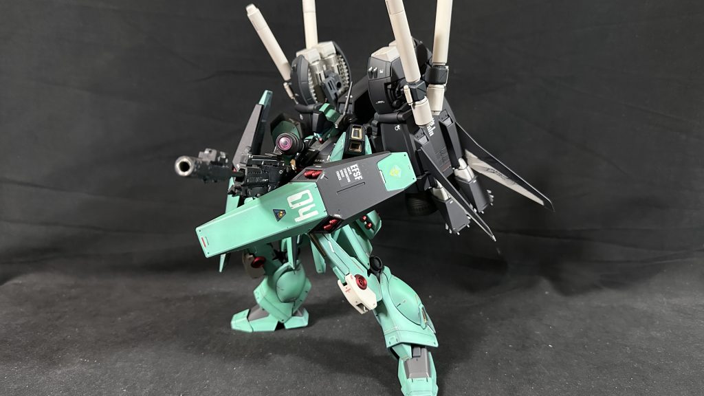 狙い撃ちポージング。ライフルの持ち手がガンプラ用じゃないので、持てるまで削るのにえらく苦労しました。なんか粘り気の強いプラ素材で削りにくかったです。