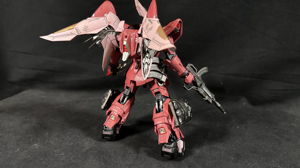 後ろから。この時期の種MGはディティールが凝ってて好きです。無改造の後ろ姿とは思えない情報量。